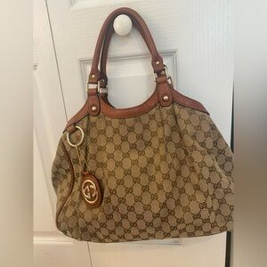 En perfecto estado solo por dentro descosido el interior pequeñito .